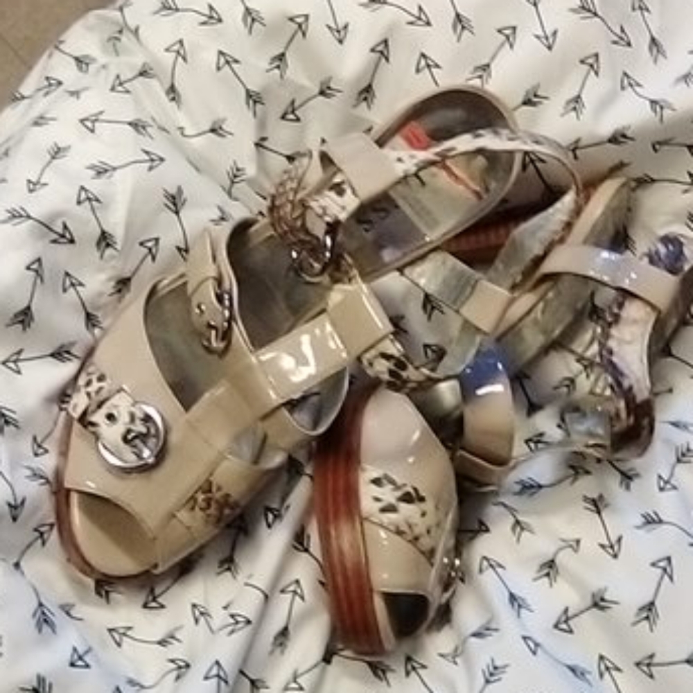 Guess pumps